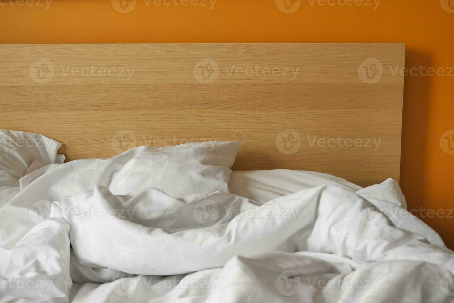 letto disordinato al mattino presto, letto disordinato dopo il risveglio foto