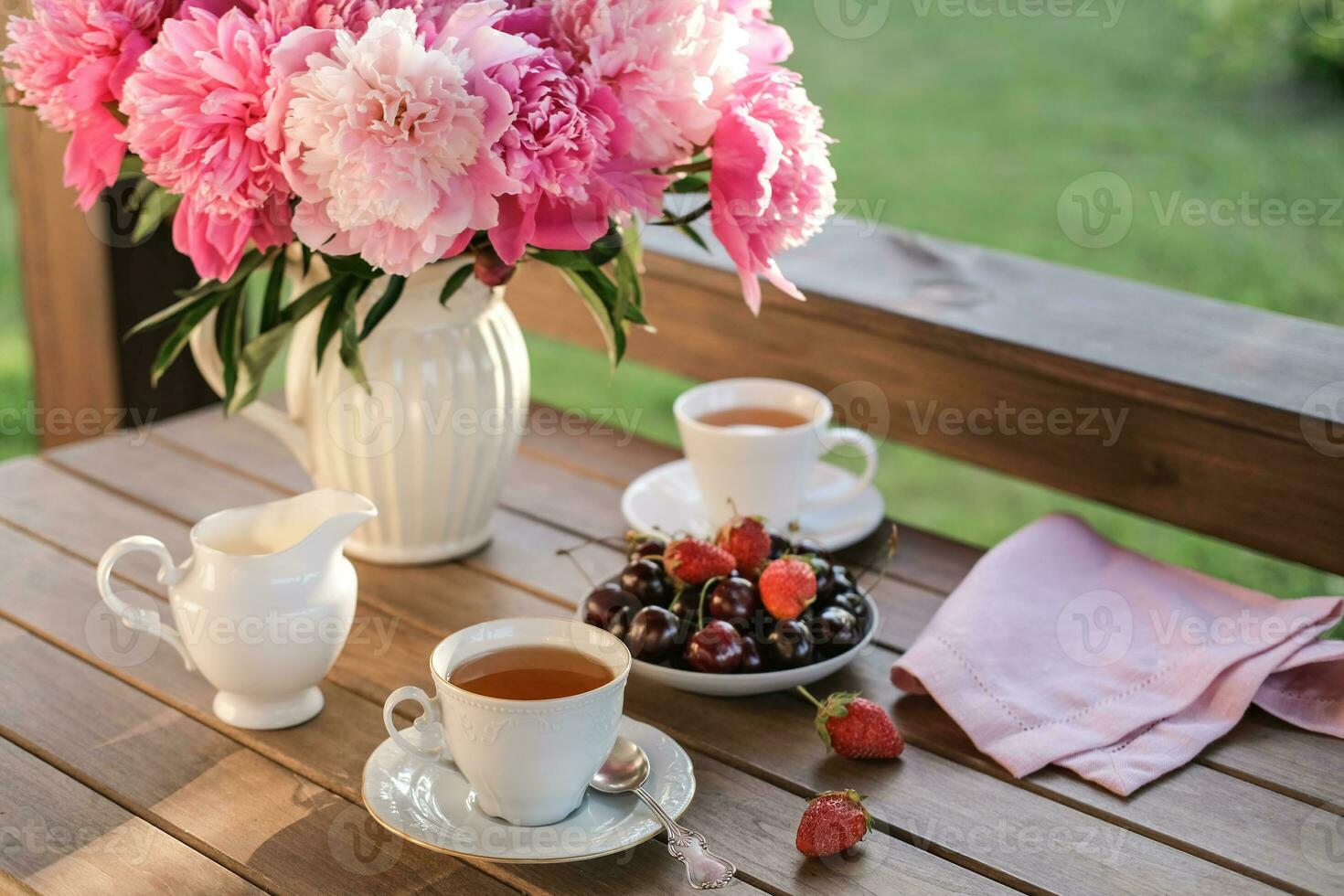 prima colazione con frutti di bosco e caffè è servito su il estate terrazza o balcone. foto