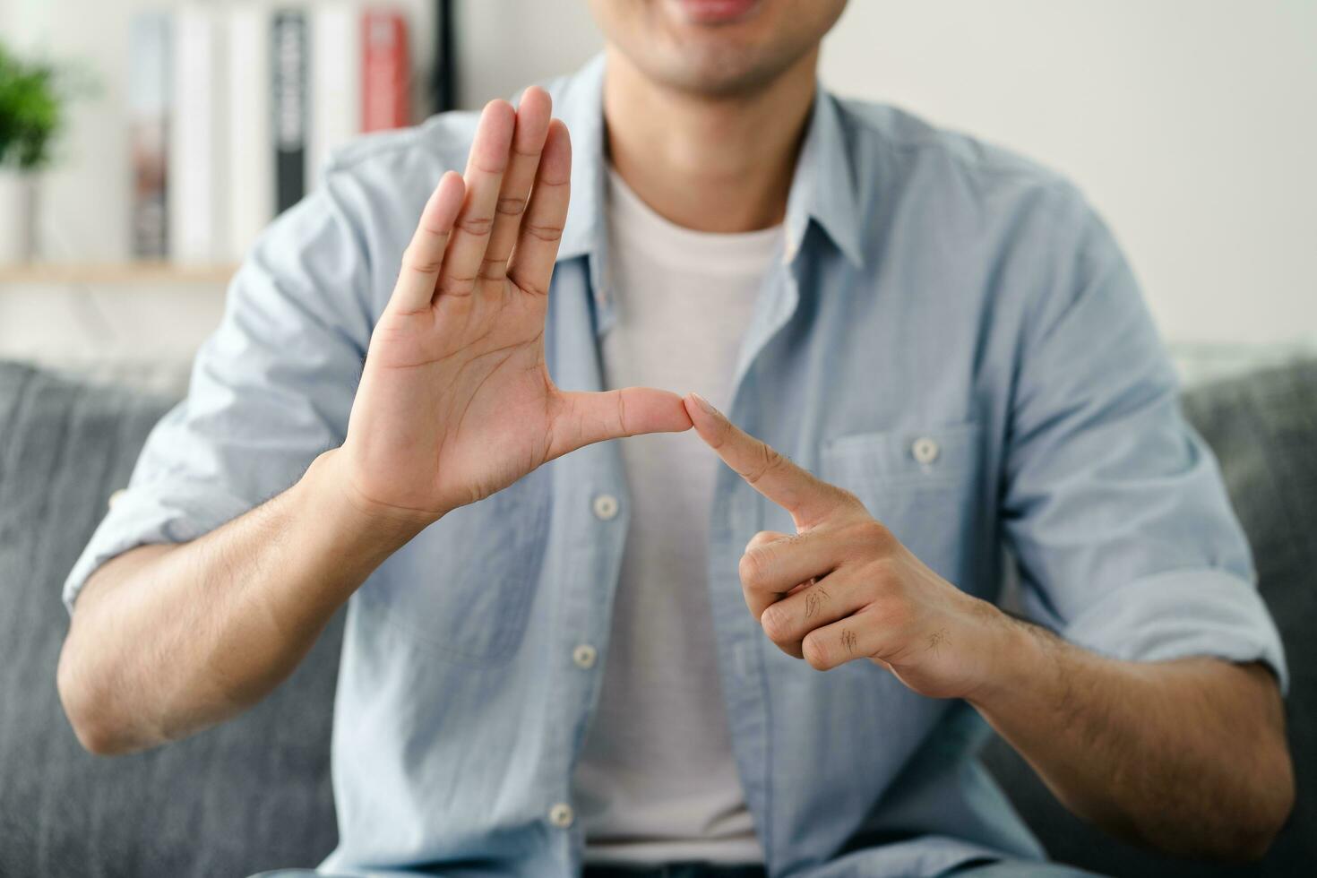 contento giovane sordo uomo utilizzando cartello linguaggio per comunicare con altro le persone. foto