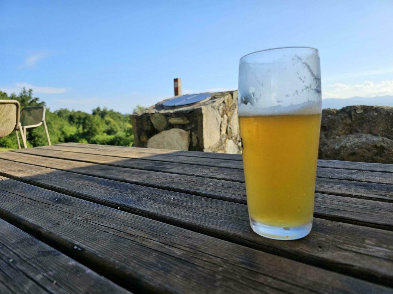 congelato bicchiere di birra su un' bar tavolo su un' caldo estate giorno nel luglio 2023 foto