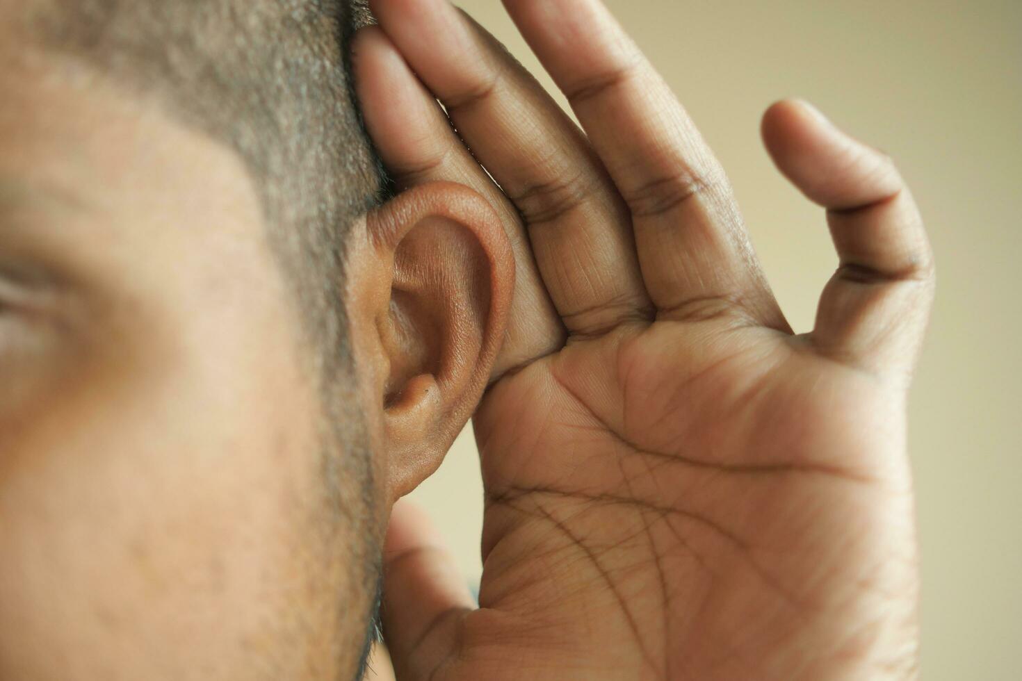 giovane che ha dolore all'orecchio che tocca il suo orecchio doloroso, foto