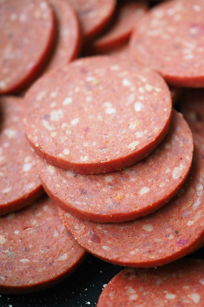 vicino su di tradizionale affumicato salame salsiccia foto