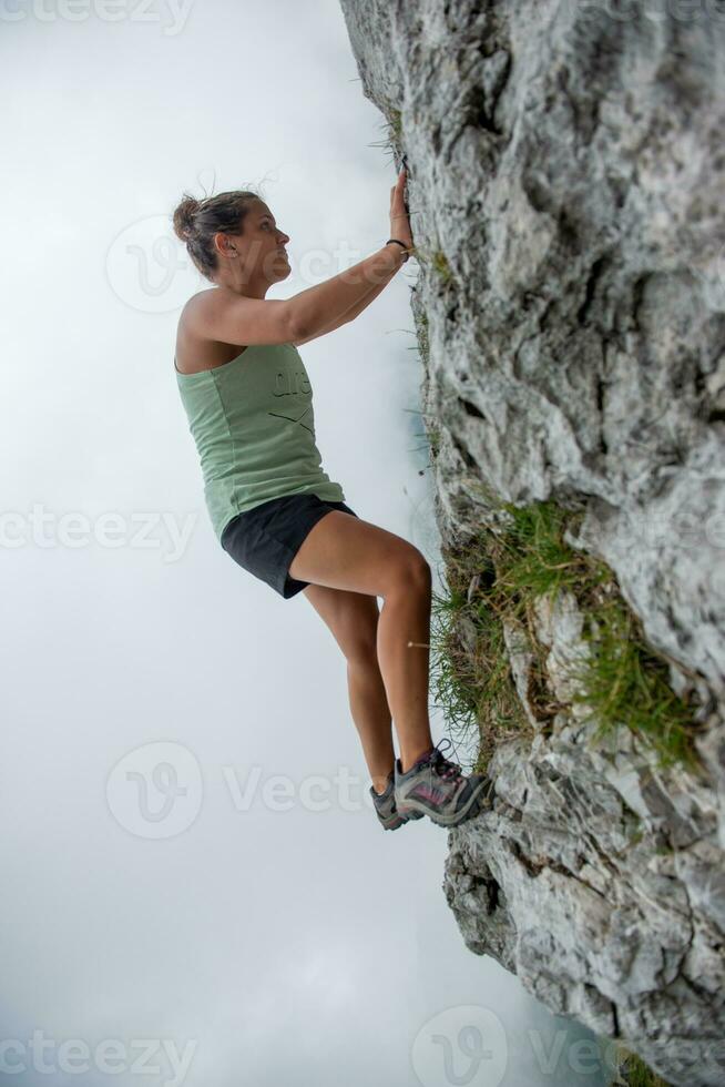 ragazza arrampicata il montagna foto