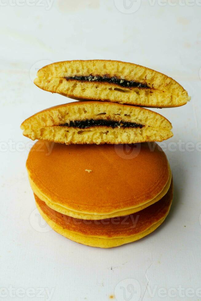 dorayaki. giapponese fagiolo incolla pancake su un' bianca sfondo. Dorayaki è un' torta quello arriva a partire dal Giappone foto