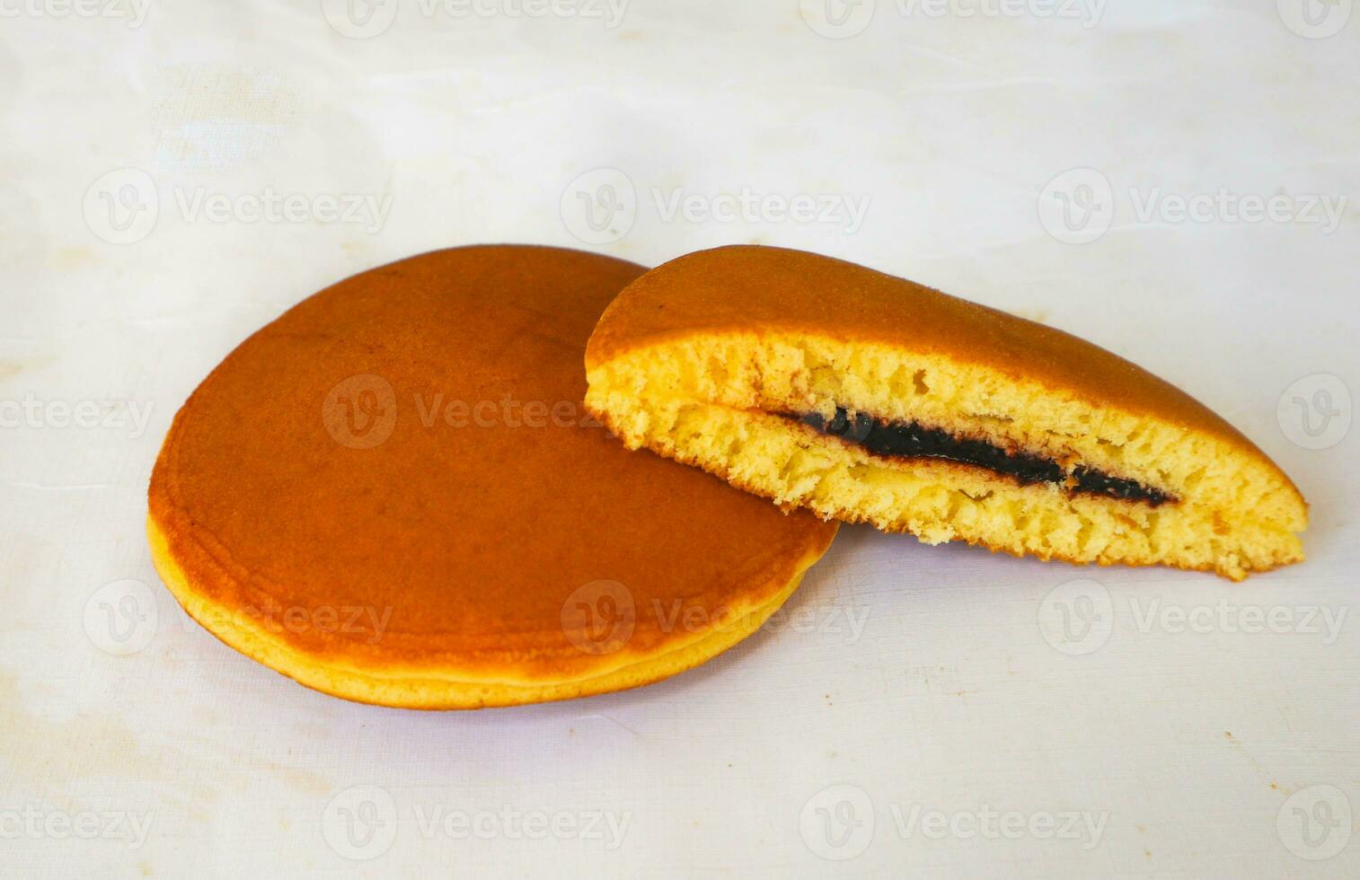 dorayaki. giapponese fagiolo incolla pancake su un' bianca sfondo. Dorayaki è un' torta quello arriva a partire dal Giappone foto