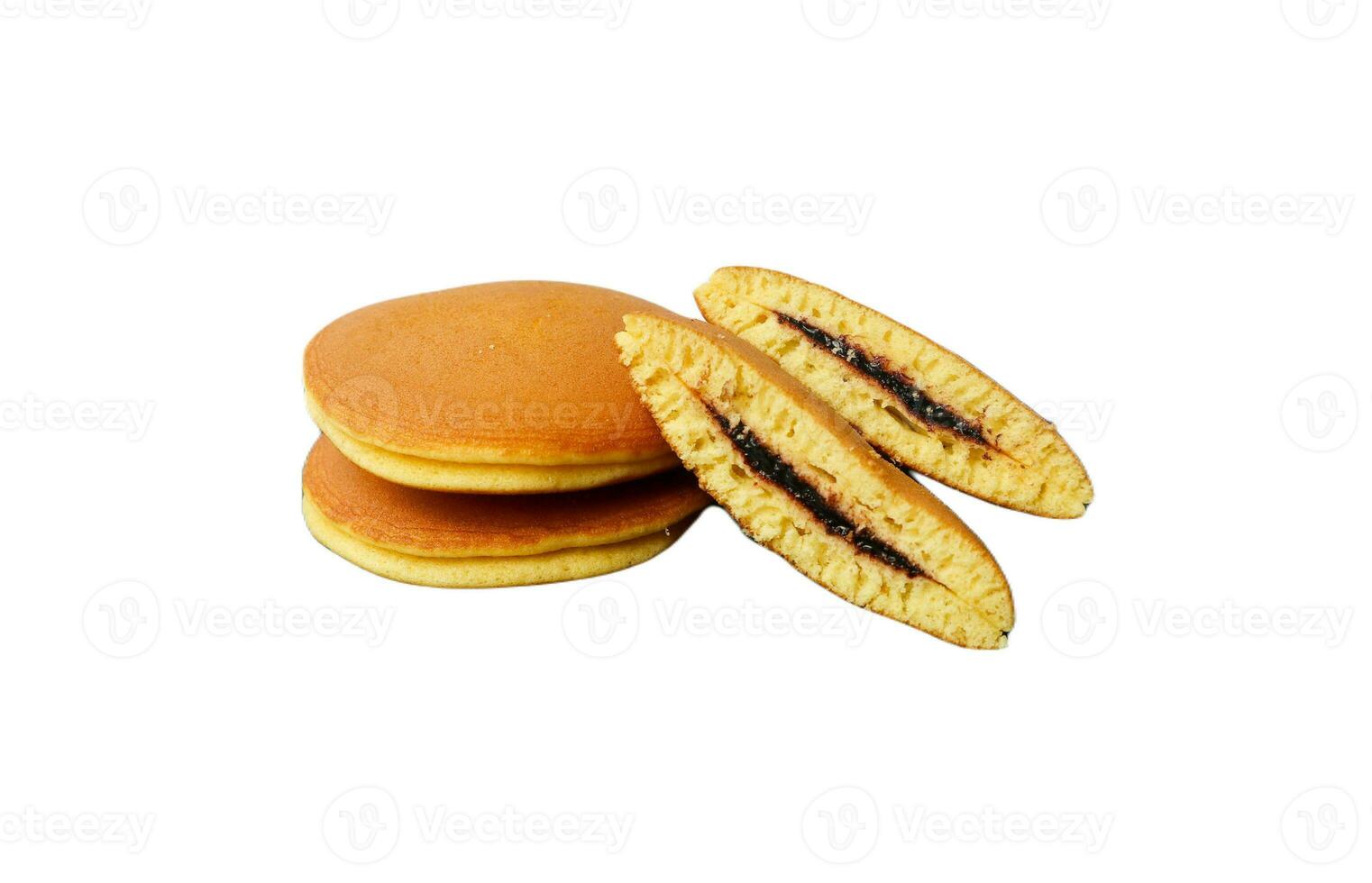 dorayaki. giapponese fagiolo incolla pancake su un' bianca sfondo. Dorayaki è un' torta quello arriva a partire dal Giappone foto