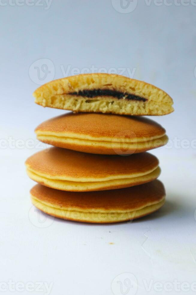 dorayaki. giapponese fagiolo incolla pancake su un' bianca sfondo. Dorayaki è un' torta quello arriva a partire dal Giappone foto