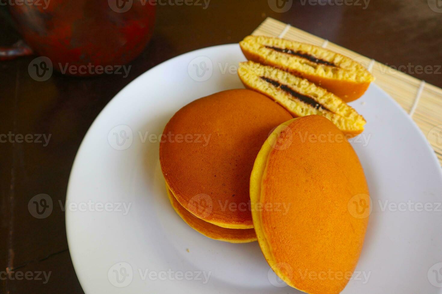 dorayaki. giapponese fagiolo incolla pancake su un' bianca sfondo. Dorayaki è un' torta quello arriva a partire dal Giappone foto