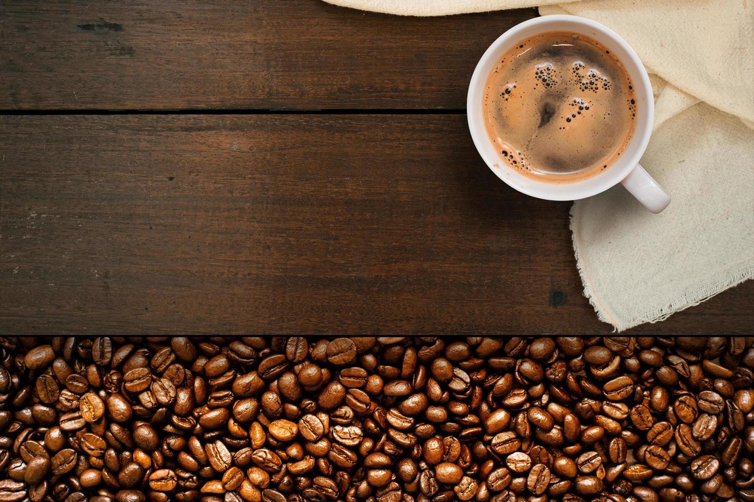 tazza di caffè con chicchi di caffè sul tavolo foto