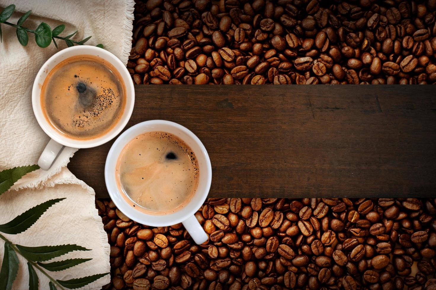 tazza di caffè con chicchi di caffè sul tavolo foto