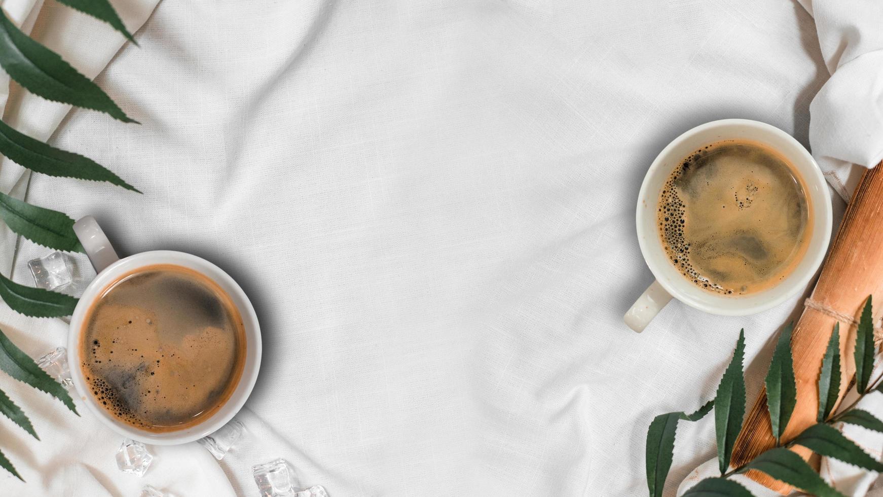 primo piano tazza da caffè nera messa su tessuto di lino, vista dall'alto foto