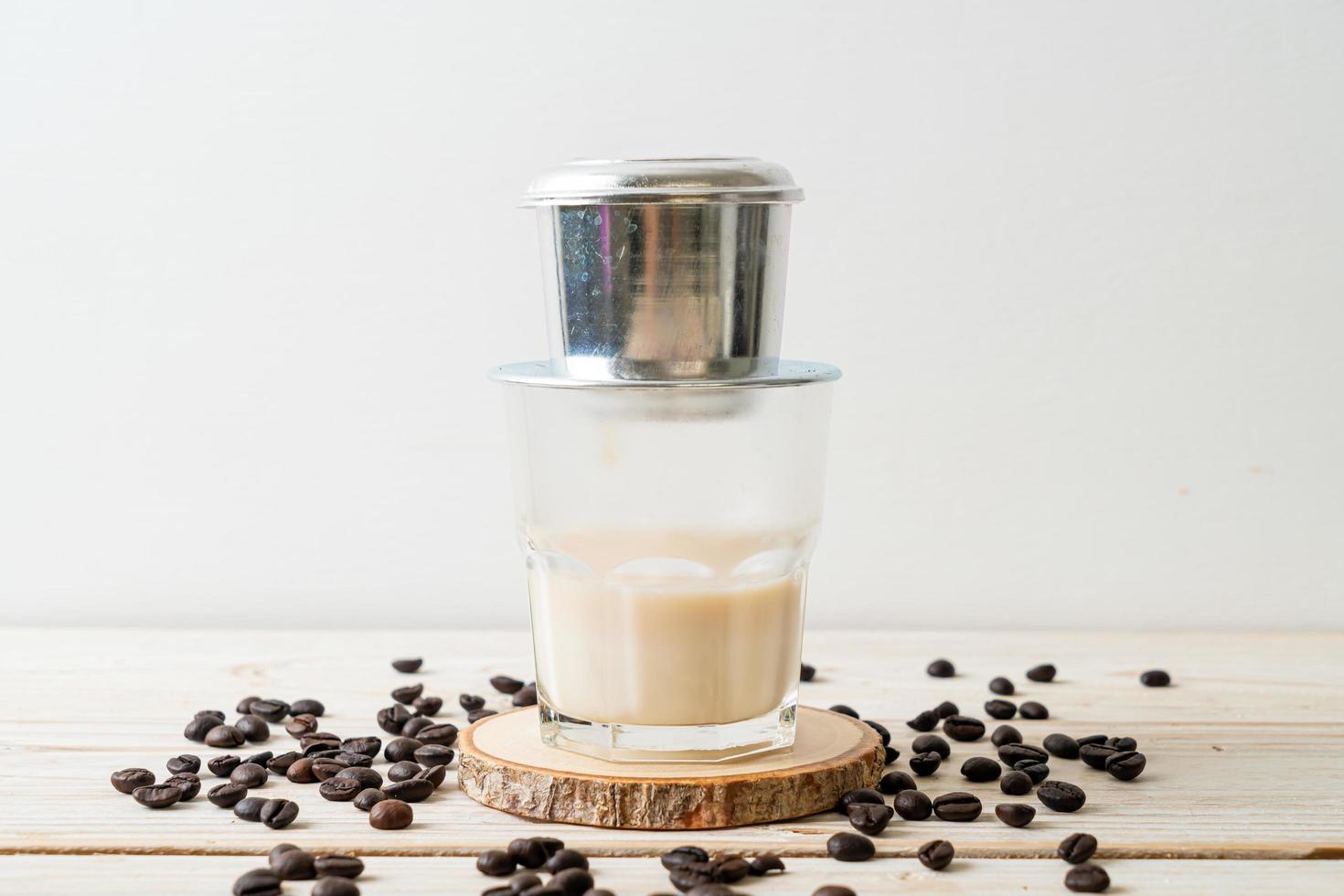 caffè al latte caldo che gocciola in stile vietnam foto