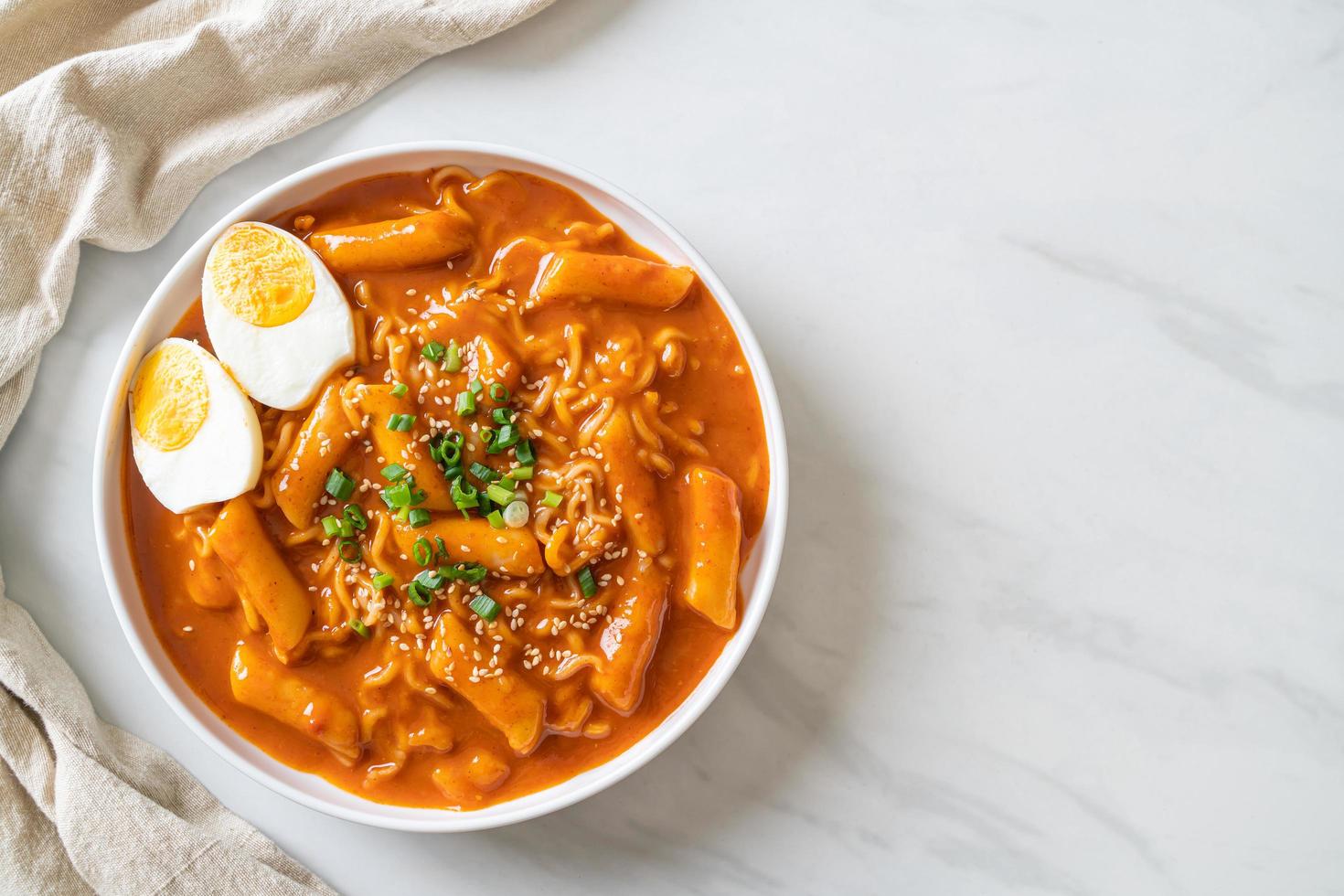 noodle istantanei coreani e tteokbokki in salsa piccante coreana - rabokki foto