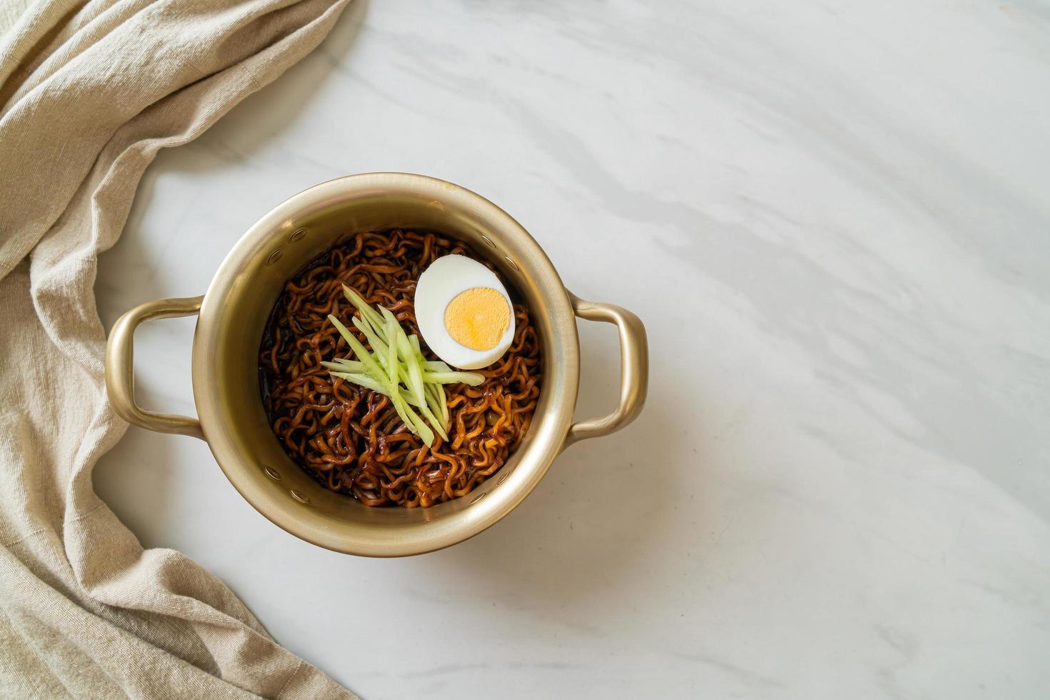 noodle istantanei coreani con salsa di fagioli neri o jajangmyeon o jjajangmyeon foto