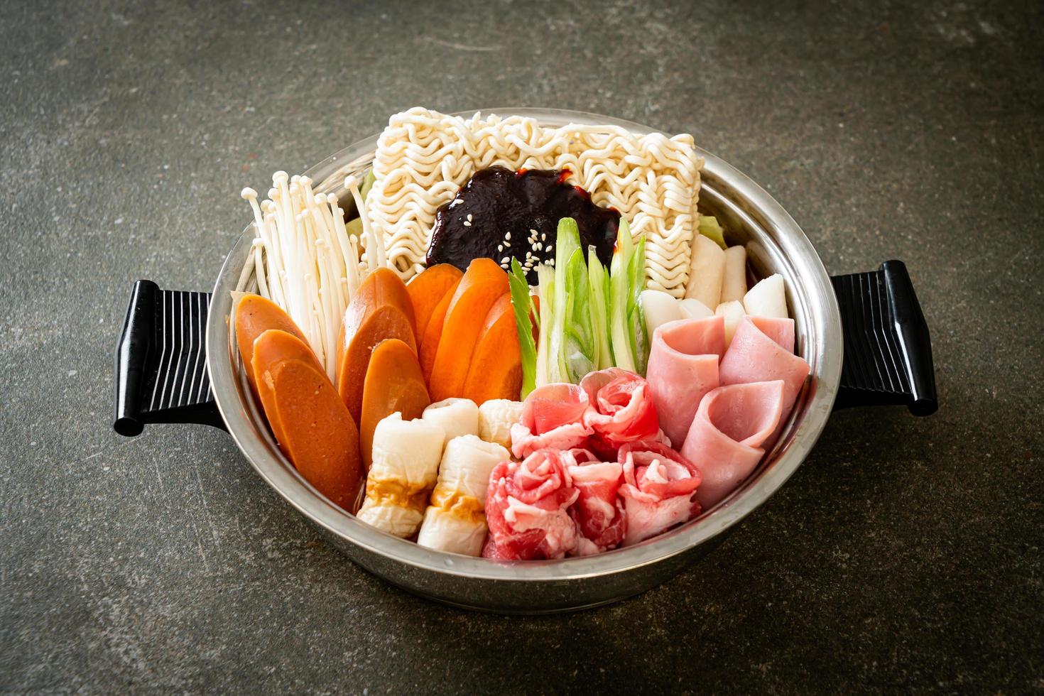 sukiyaki o shabu hot pot in stile coreano foto