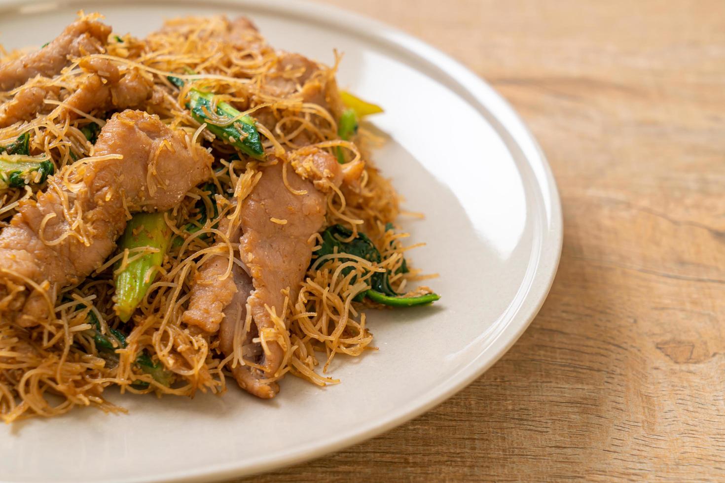 vermicelli di riso saltati in padella con salsa di soia nera e maiale foto