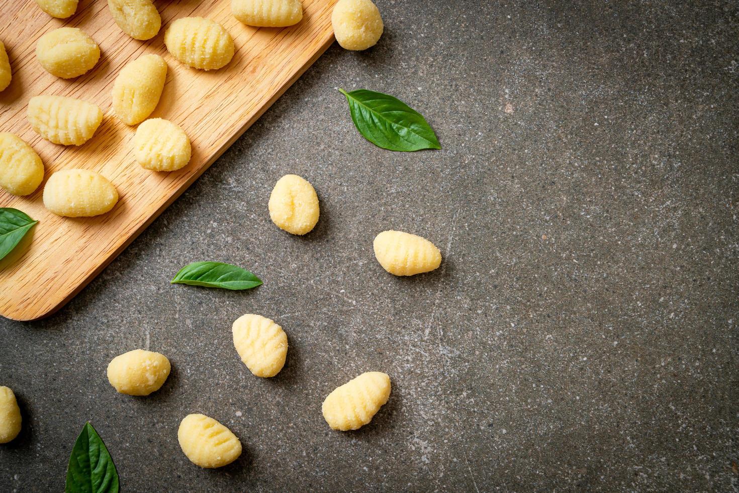 gnocchi tradizionali italiani - crudi un foto