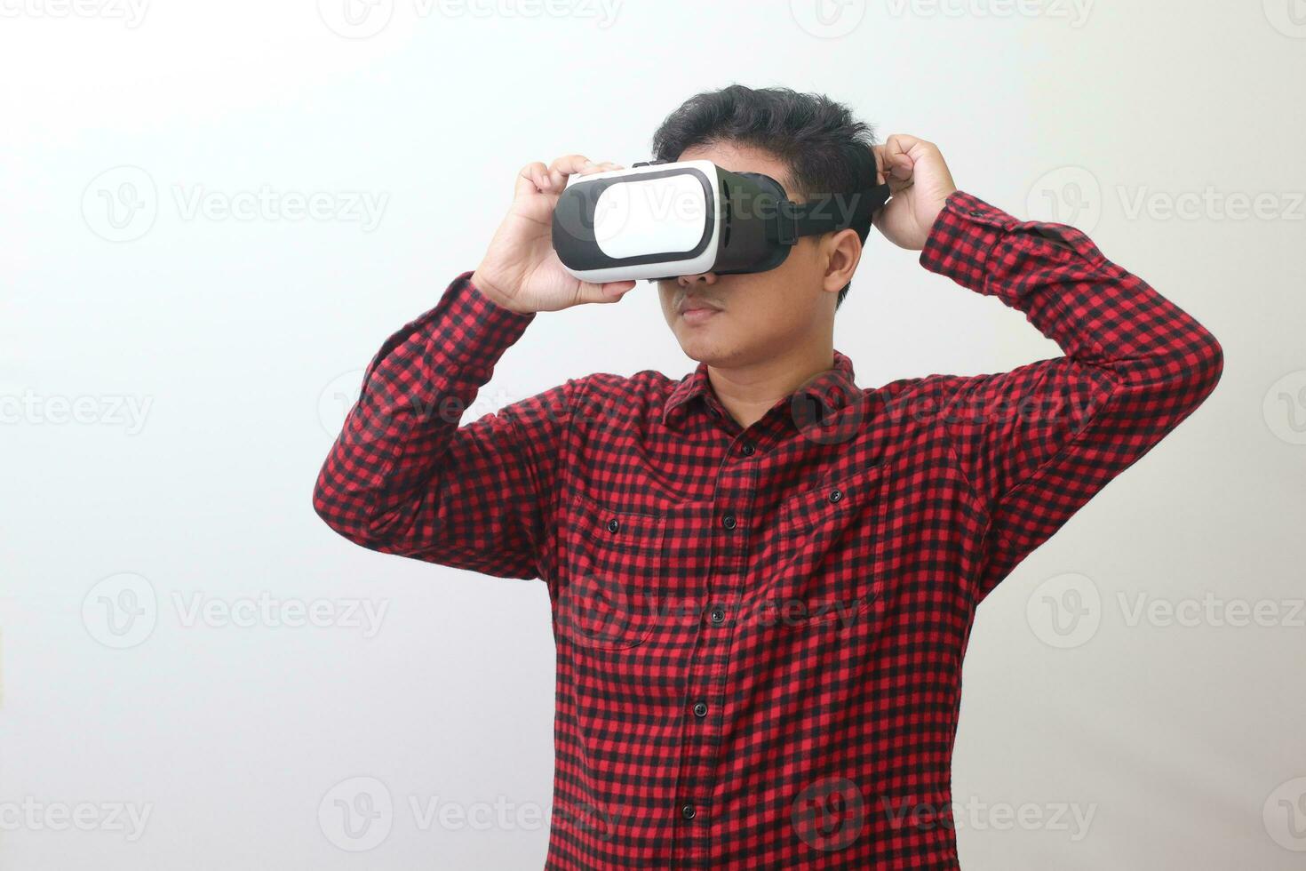 ritratto di asiatico uomo nel rosso plaid camicia ottenere pronto e utilizzando virtuale la realtà vr. isolato Immagine con copia spazio su bianca sfondo foto
