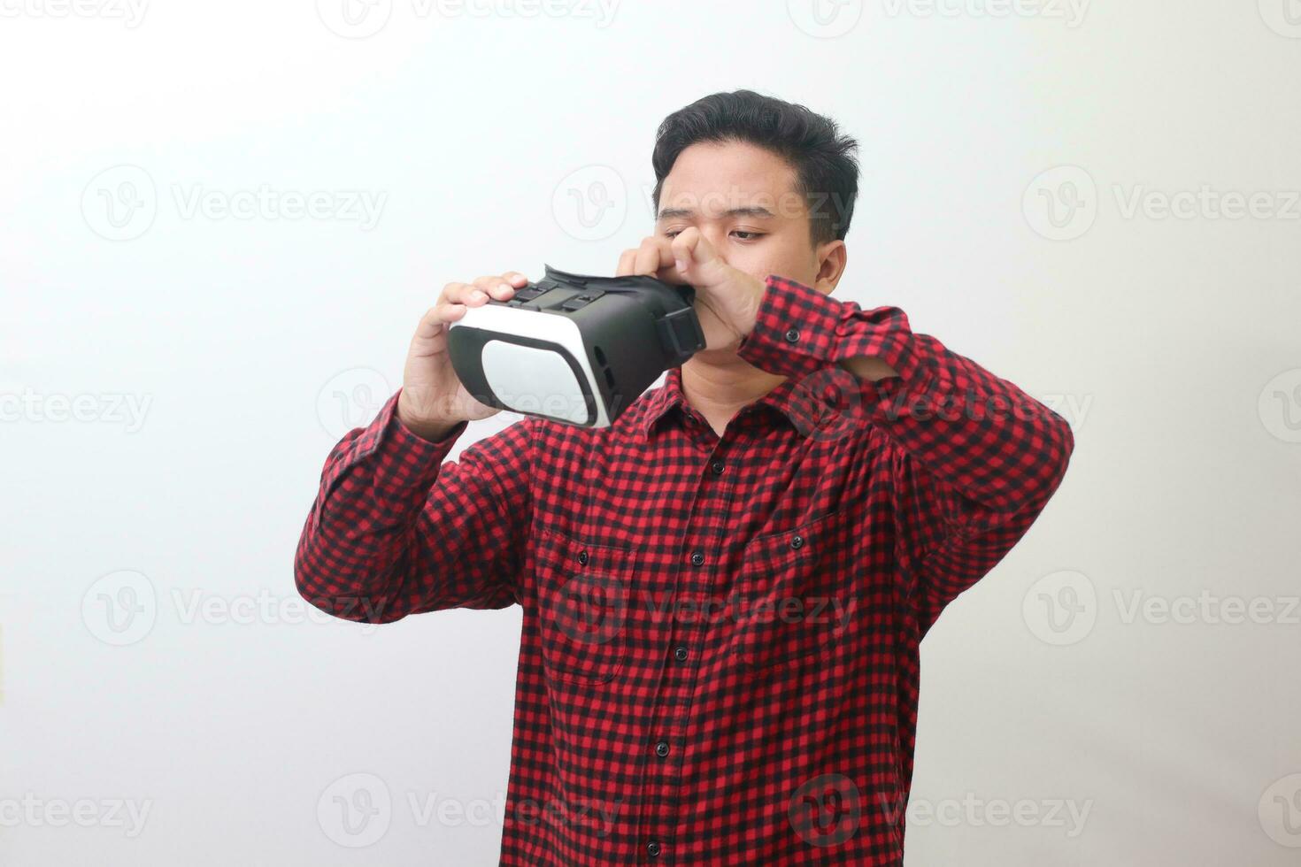 ritratto di asiatico uomo nel rosso plaid camicia ottenere pronto e utilizzando virtuale la realtà vr. isolato Immagine con copia spazio su bianca sfondo foto