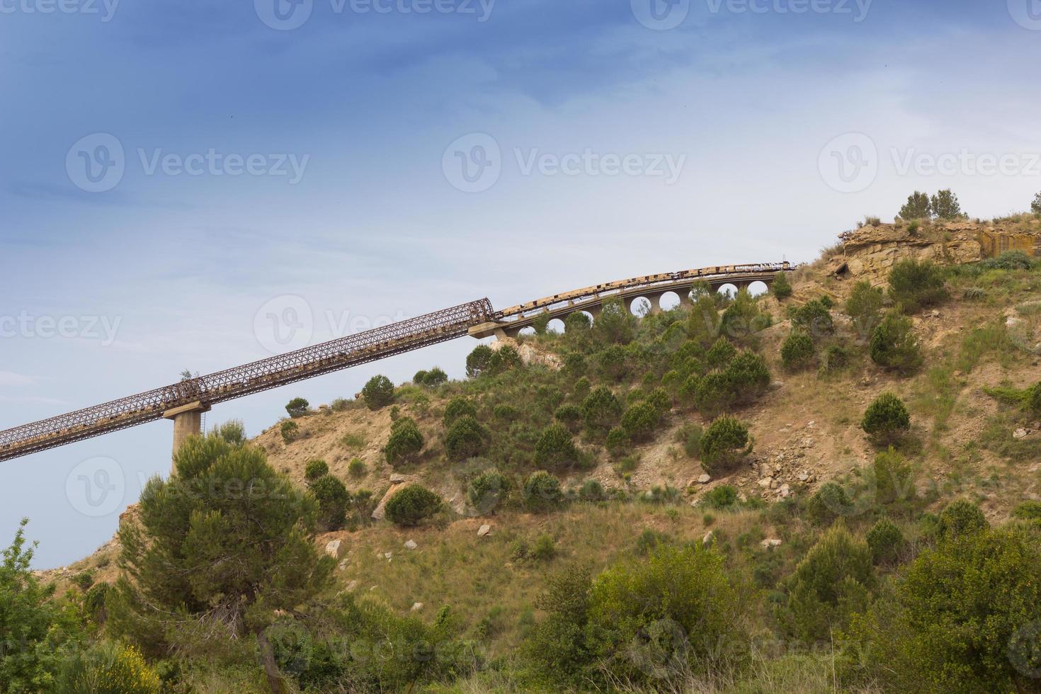 nastro trasportatore lungo un chilometro per il trasporto di pietre dalla cava allo stabilimento foto