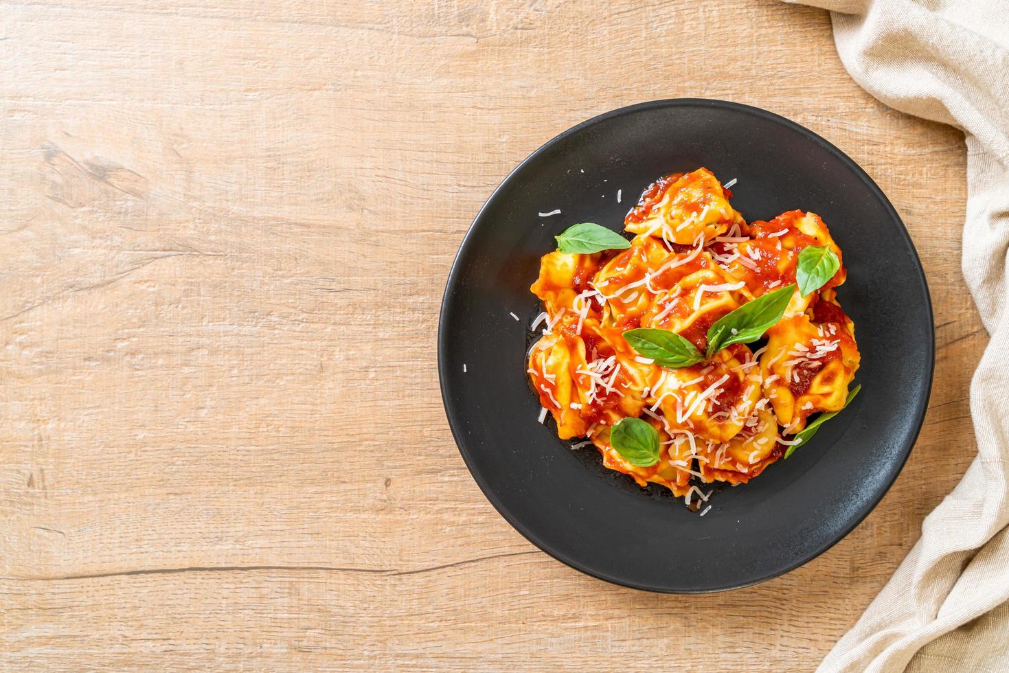 tortellini italiani con salsa di pomodoro foto