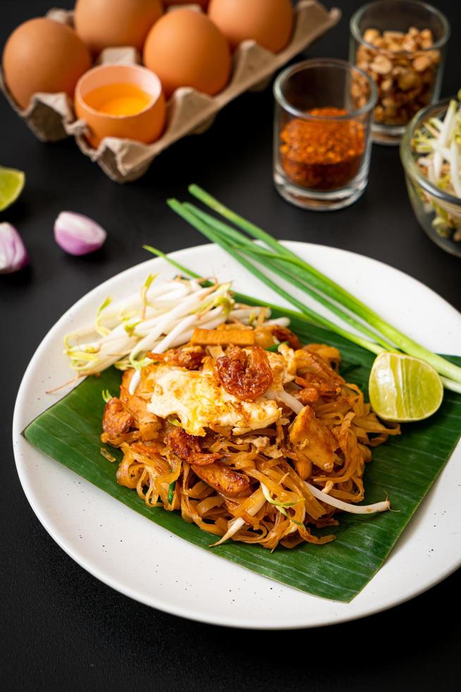 pad thai - spaghetti di riso saltati in padella foto