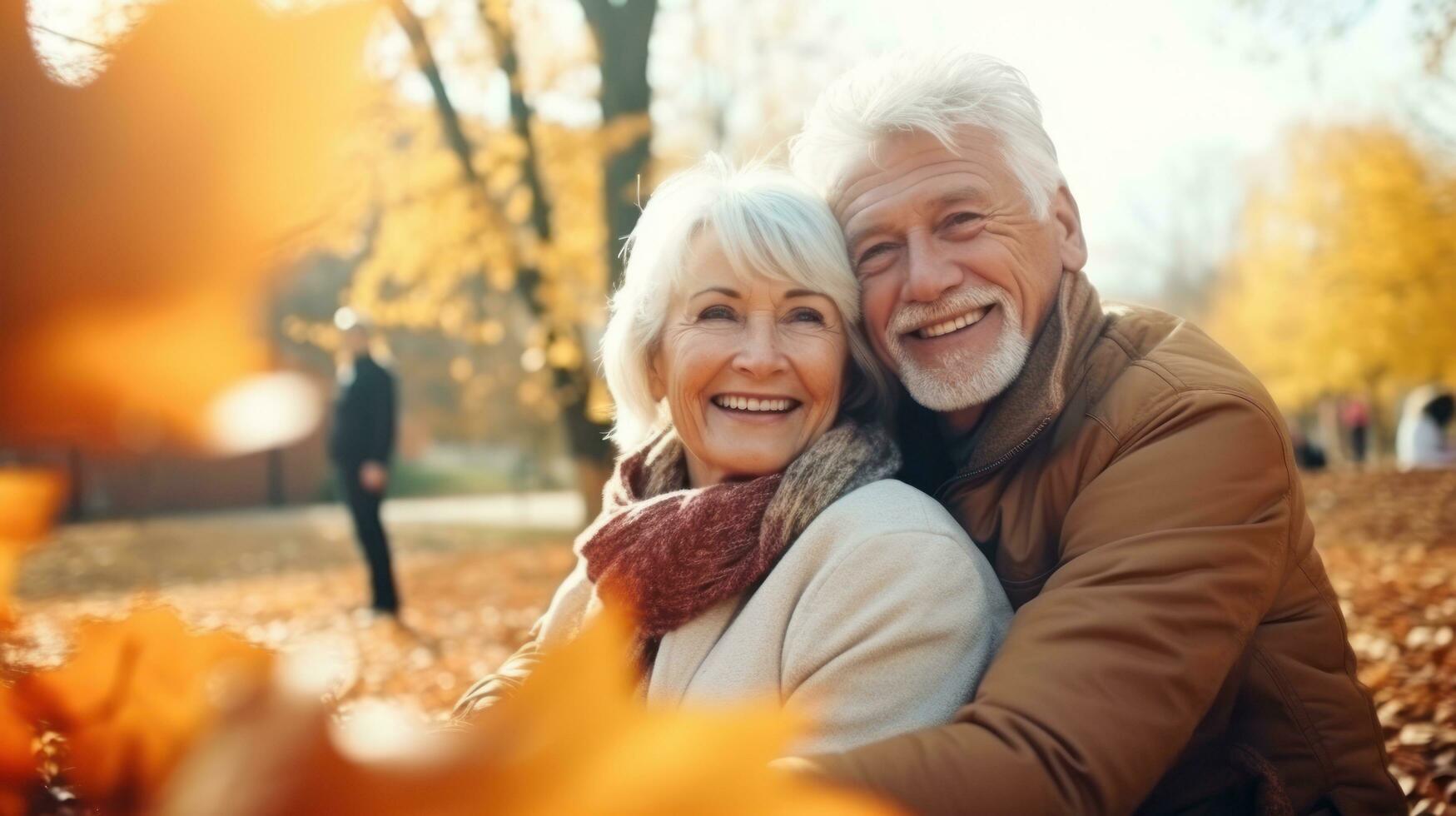 contento anziano coppia nel autunno parco foto