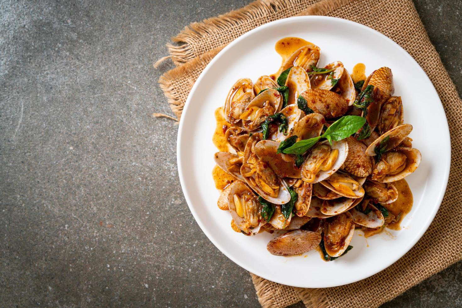 vongole saltate in padella con pasta di peperoncino arrosto foto