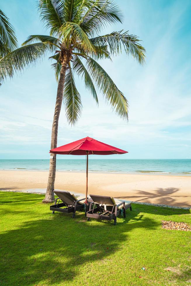 ombrellone e sedia con vista mare oceano in hotel resort foto