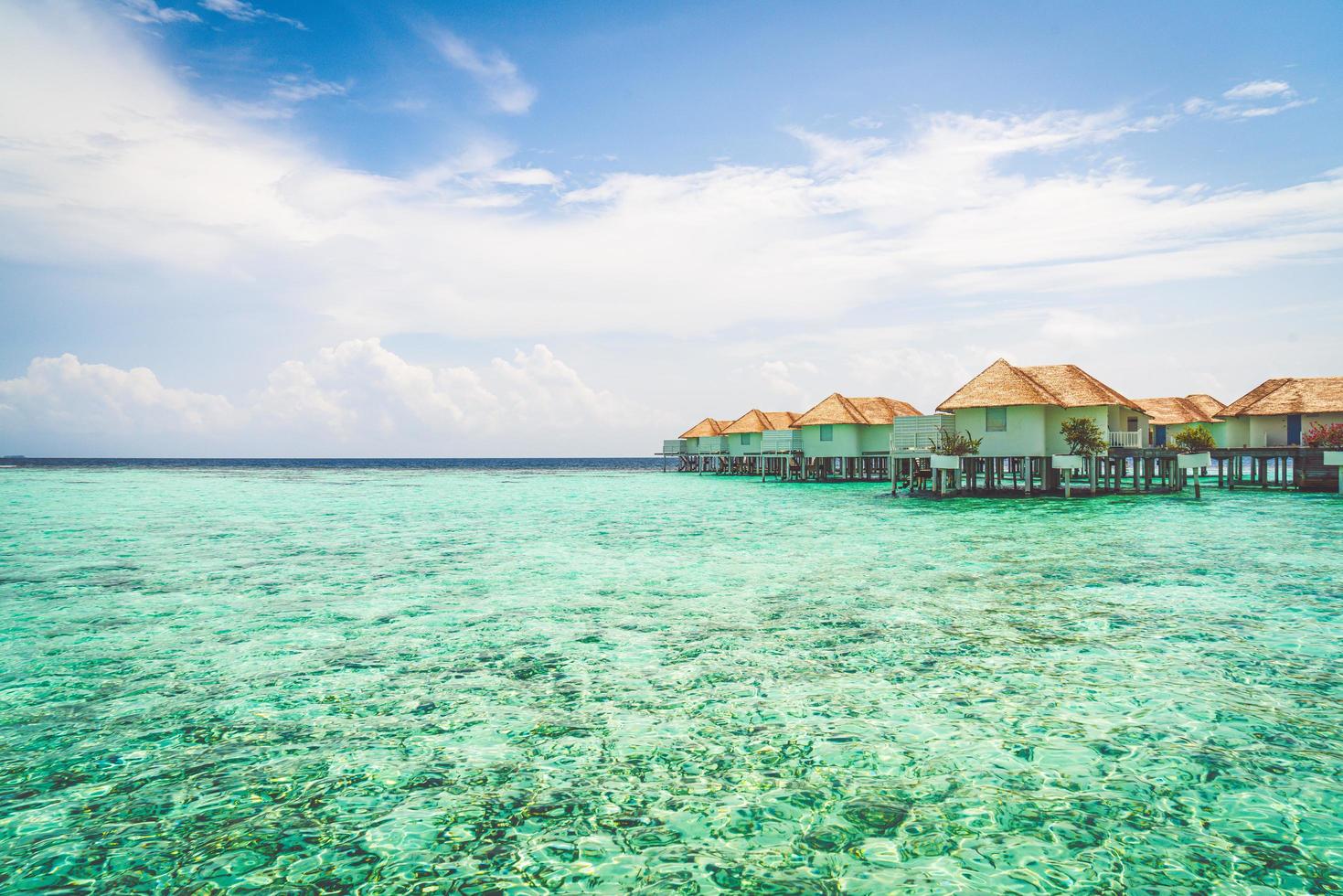 bellissimo resort tropicale delle Maldive e isola con spiaggia e mare and foto