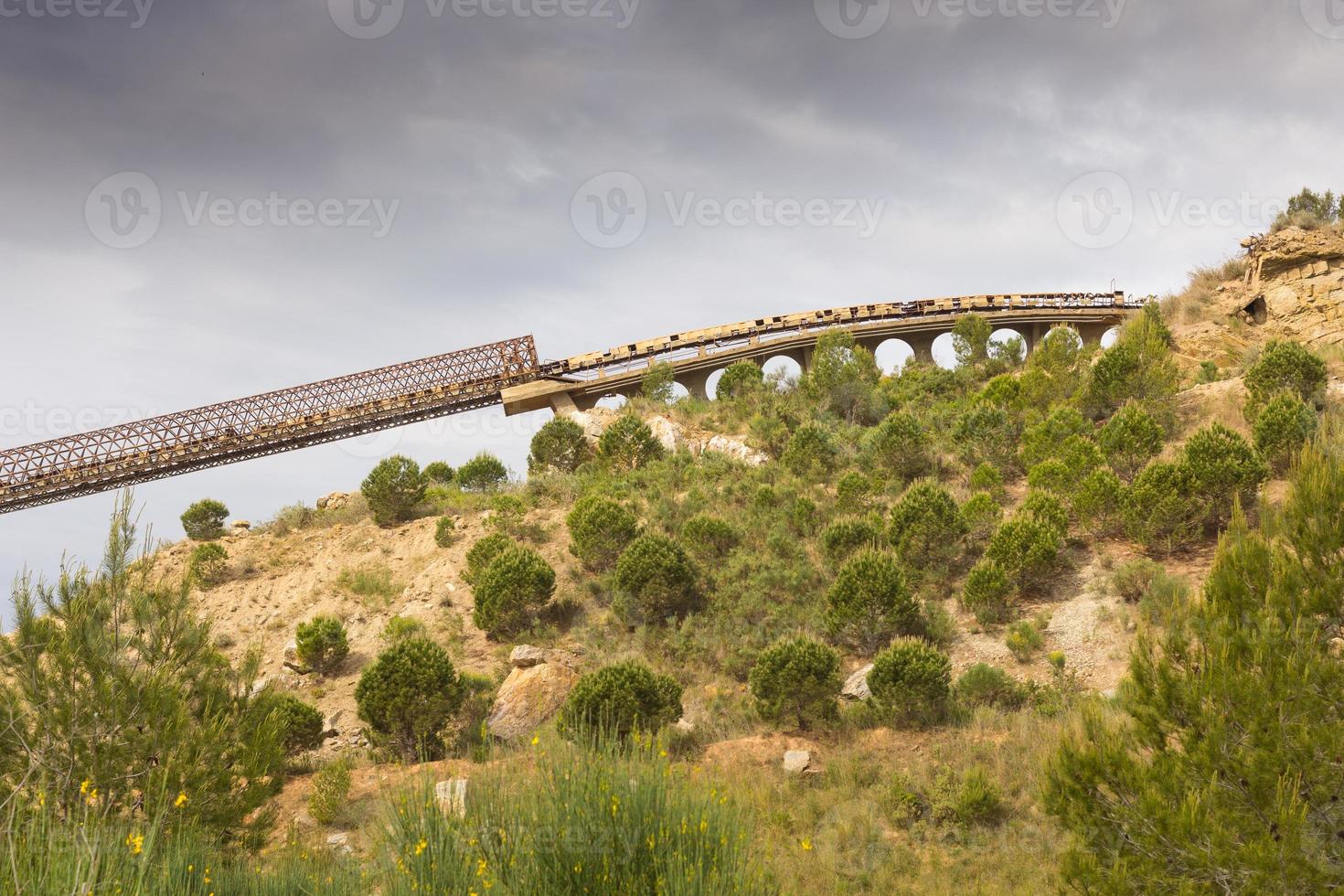 nastro trasportatore lungo un chilometro per il trasporto di pietre dalla cava allo stabilimento foto