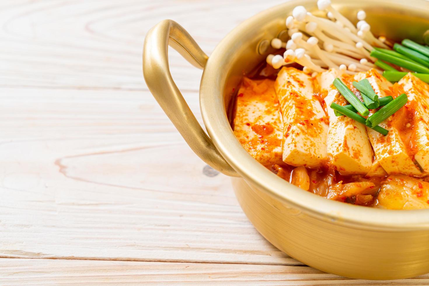 zuppa di kimchi con tofu morbido o stufato di kimchi coreano foto