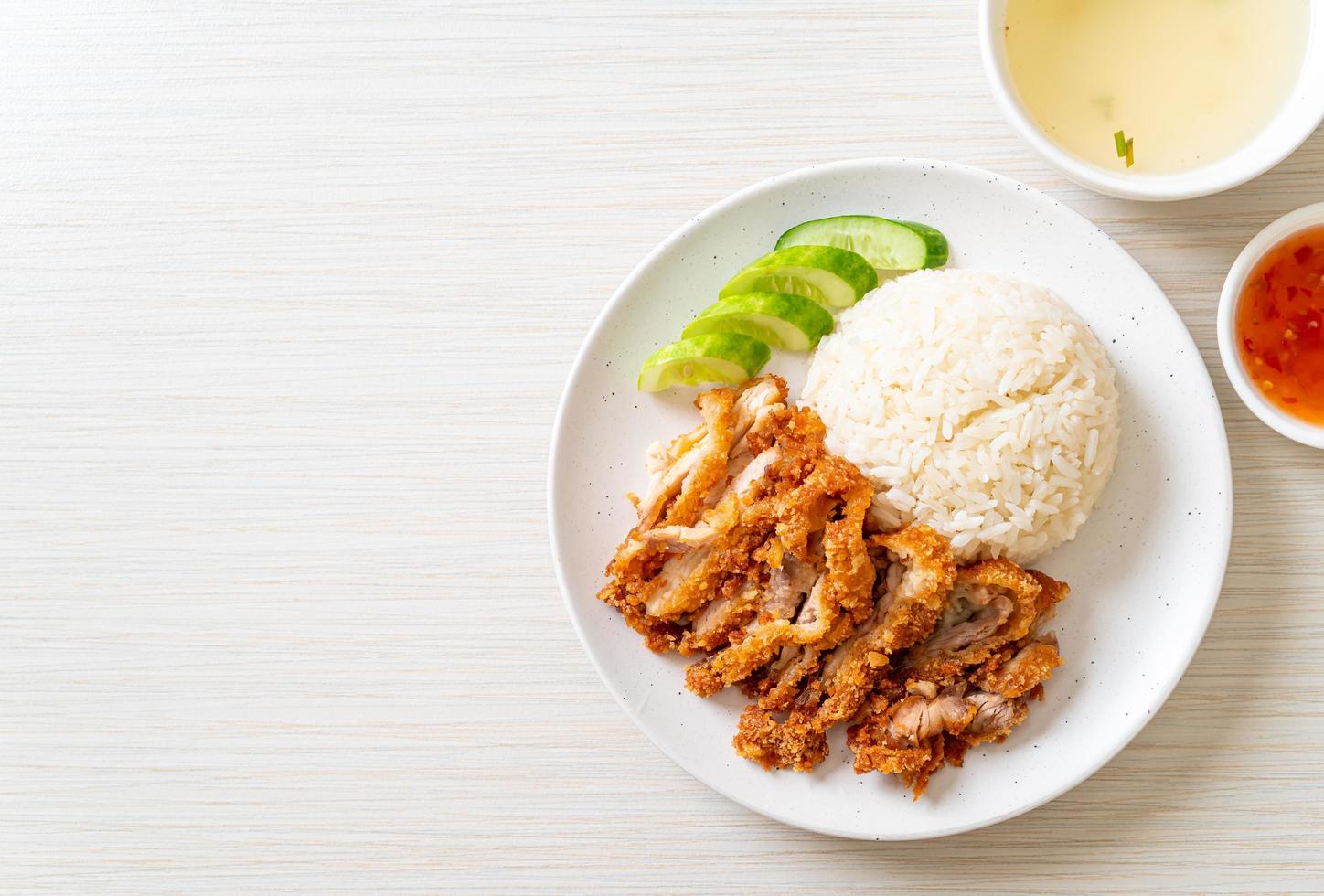 riso al pollo hainanese con pollo fritto foto