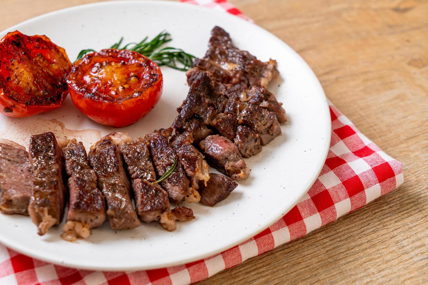 bistecca di manzo mediamente cotta alla griglia foto