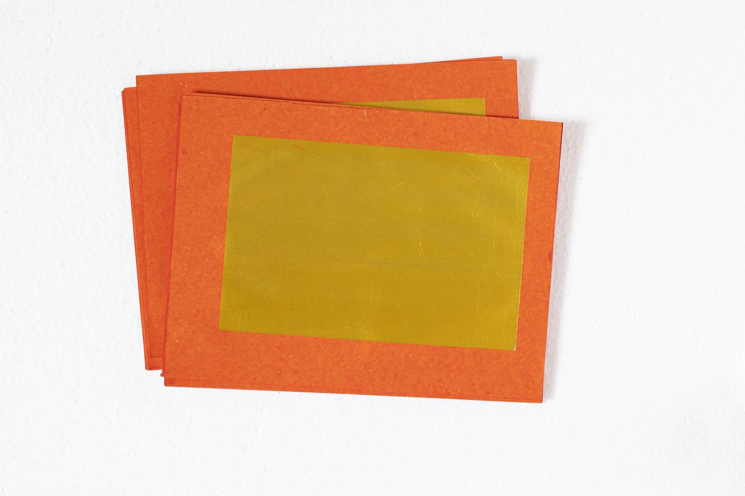 carta lamina d'oro con texture su sfondo bianco foto