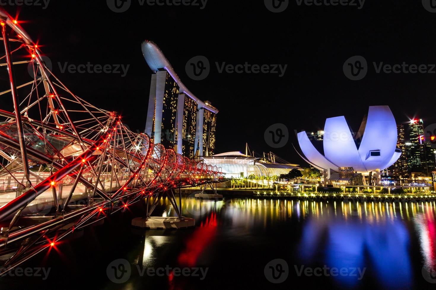 singapore skyline paesaggio urbano intorno alla baia di marina di notte. foto