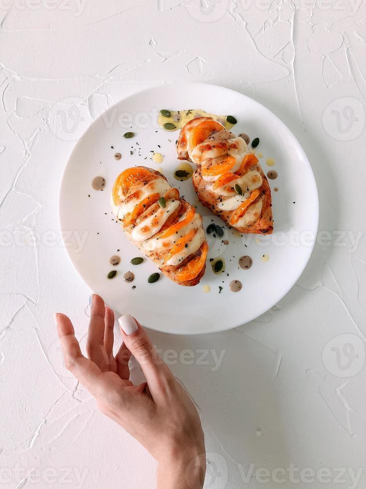 petto di pollo al forno con mozzarella e pomodorini al basilico. foto