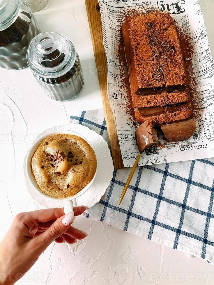 delizioso budino al cioccolato con caffè su un vassoio foto