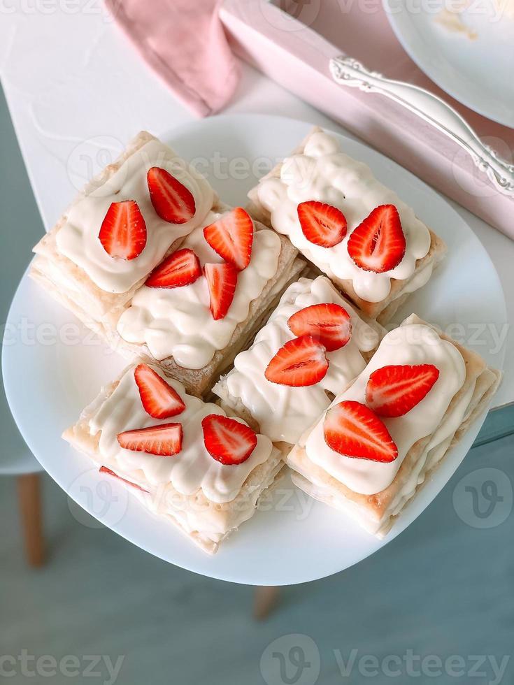 torta al latte con panna e fragole e tazza di caffè foto