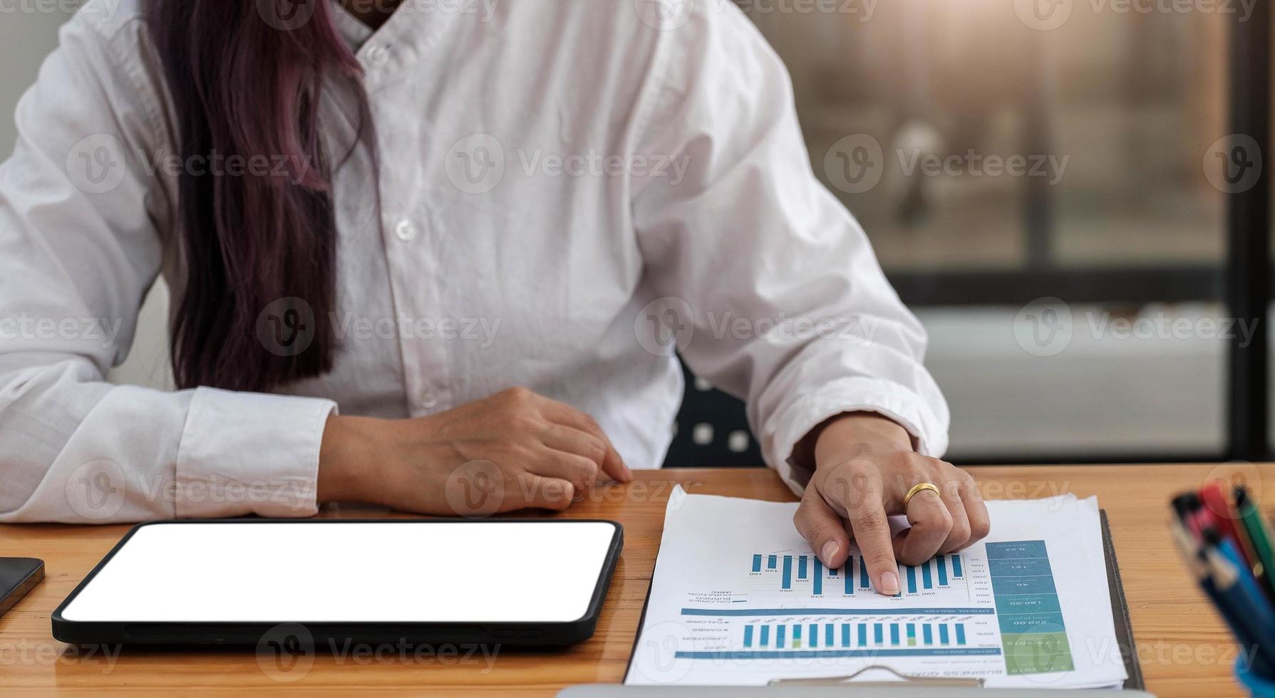 schermo del computer vuoto mockup.mano donna lavora utilizzando laptop con sfondo bianco per la pubblicità,contatta le informazioni di ricerca aziendale sulla scrivania presso la caffetteria.marketing e design creativo foto