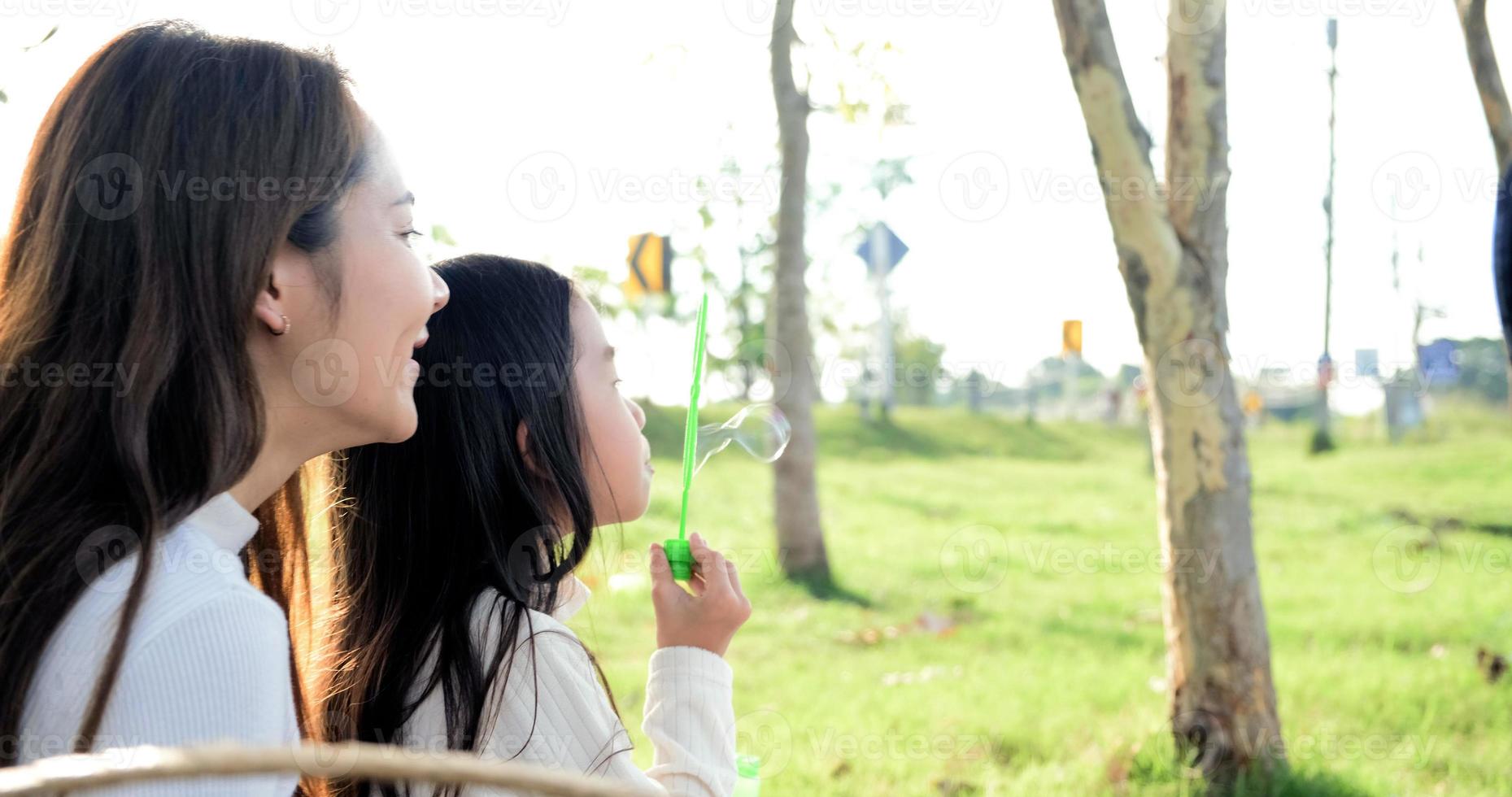 ritratto asiatico viaggio di famiglia padre madre e figlia godersi il relax soffiando bolle con la famiglia per lo stile di vita libertà vacanza in famiglia caucasico asiatico.un giorno di viaggio nuovo insieme normale foto