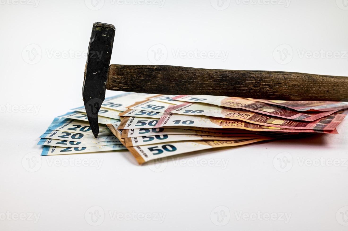di 10 20 50 banconote in euro con martello da lavoro foto