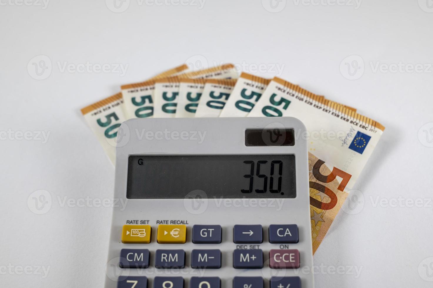 Banconote da 50 euro con calcolatrice foto