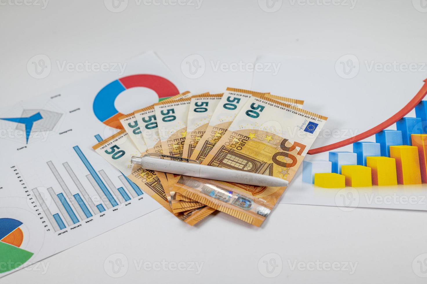 Banconote da 50 euro con statistiche e una penna foto