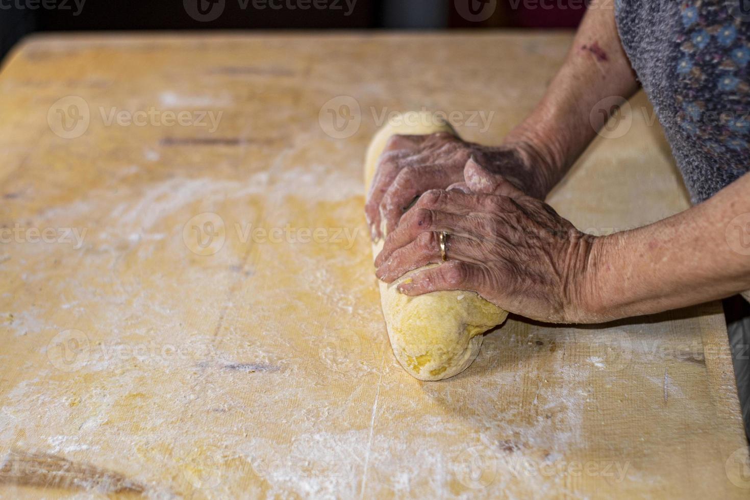 la nonna che prepara la pasta fatta in casa foto