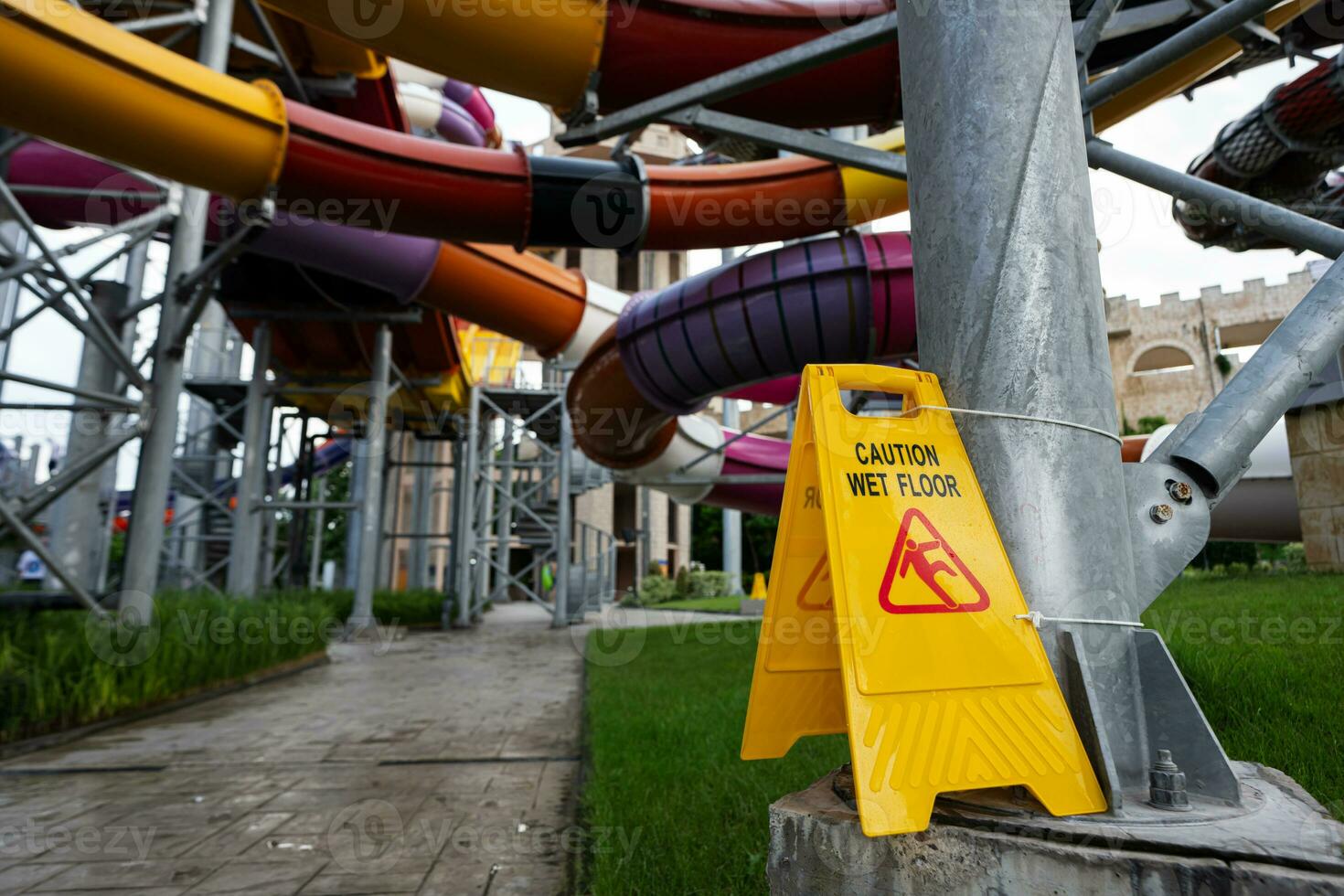 attenzione bagnato pavimento cartello su acqua diapositiva nel acqua parco. sicurezza concetto. foto