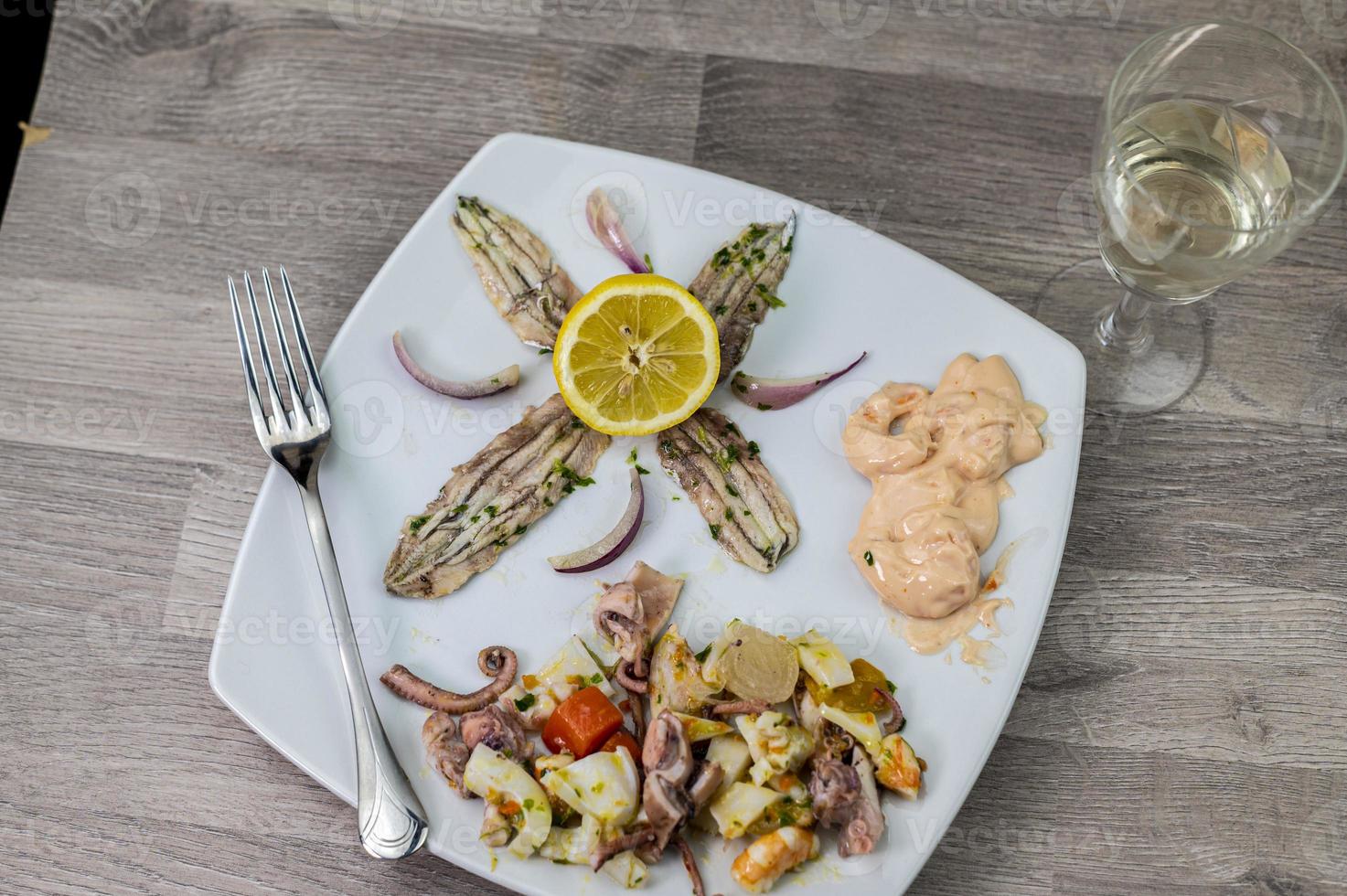 antipasto con frutti di mare e vino foto