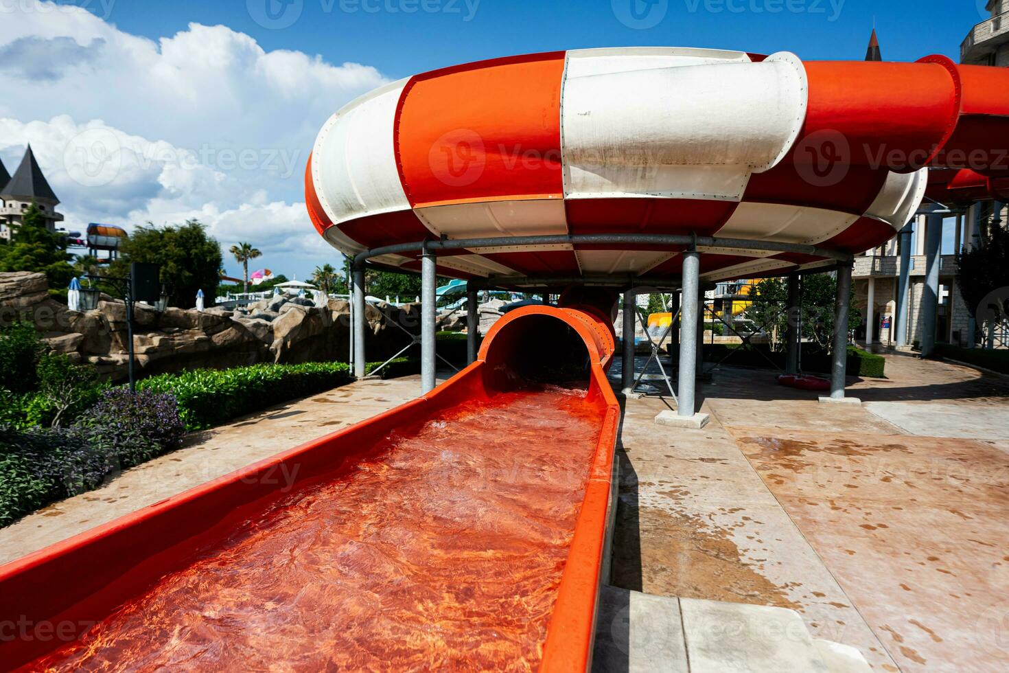 colorato acqua diapositiva nel un' figli di parco su un' soleggiato giorno. foto