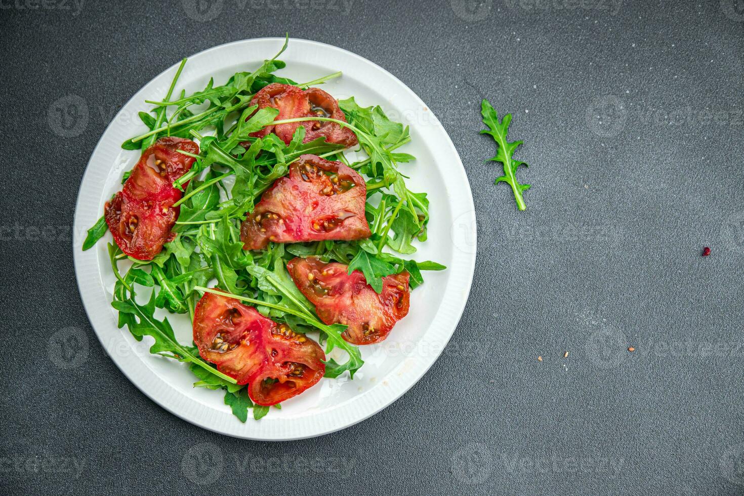 rosso pomodoro insalata rucola salutare pasto cibo merenda su il tavolo copia spazio cibo sfondo rustico superiore Visualizza foto