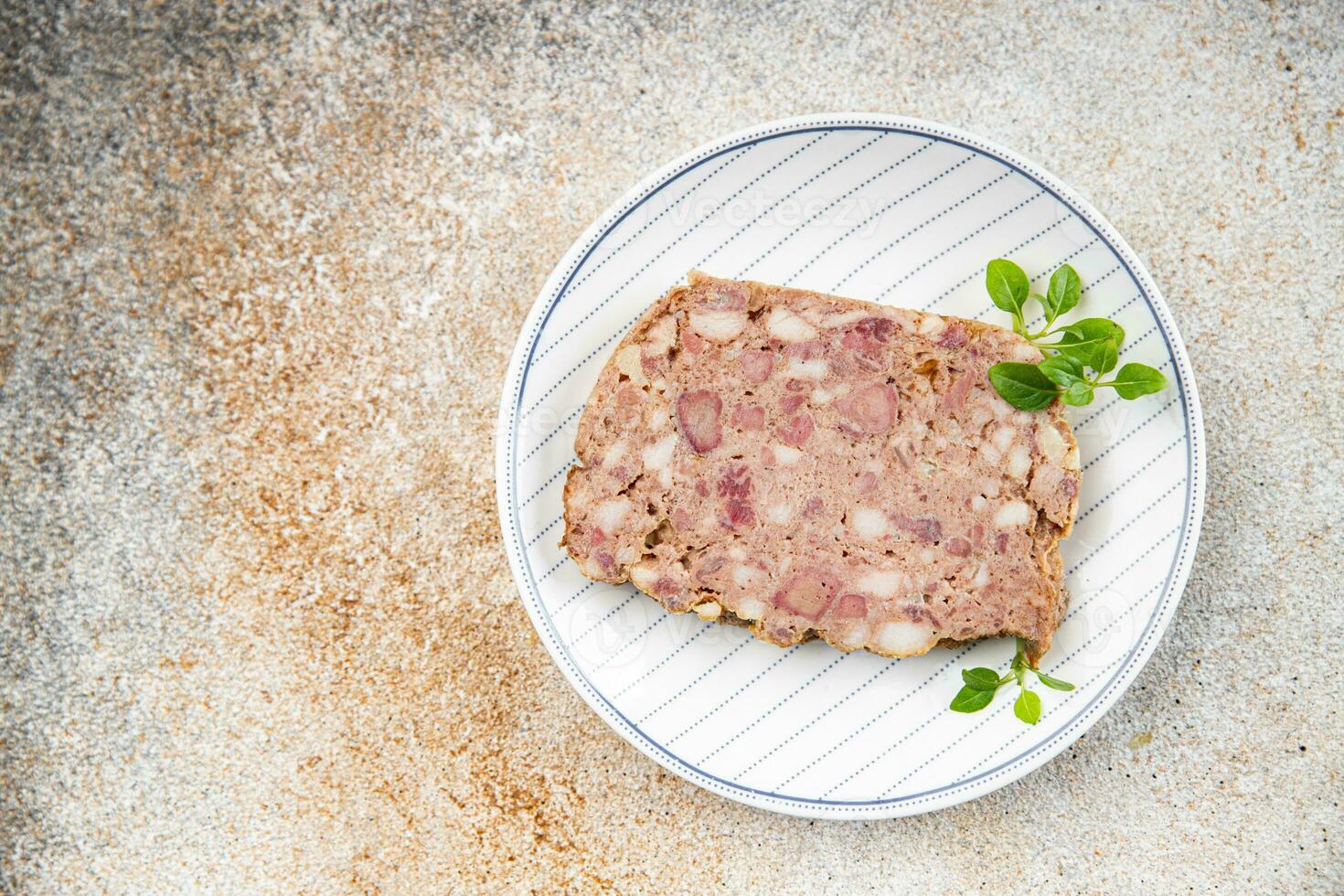 terrina rustico cibo tritato carne al forno nel il forno verdura cibo salutare pasto cibo merenda su il tavolo copia spazio cibo sfondo rustico superiore Visualizza foto